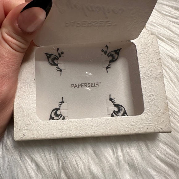 Paper Self Lashes - Picture 4 of 6